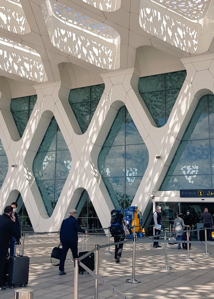 Les voyageurs franco-marocains à l'entrée de l'aéroport de Marrakech.