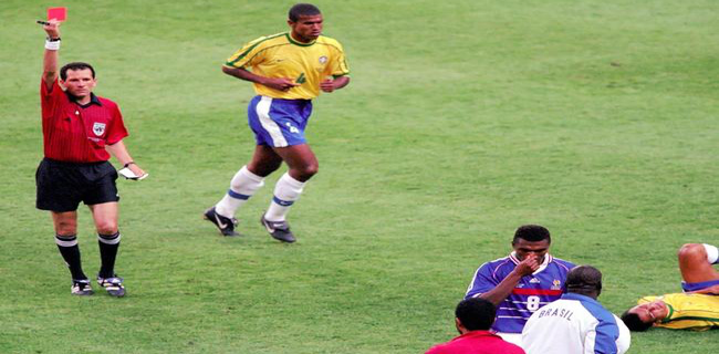 Le célèbre carton rouge de la finale du Mondial 98 délivré par Saïd Belqola à Marcel Desailly.