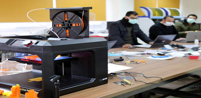 Des chercheurs de l’UMP fabriquent des visières imprimées en 3D. Ph. MAP