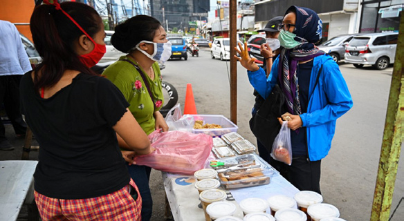 Des Indonésiens achètent de la nourriture pour la rupture du jeûne lors du premier jour du Ramadan à Jakarta.