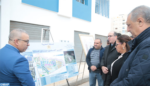 La ministre de l'habitat, Nouzha Bouchareb lors de la visite d'un chantier à Tanger