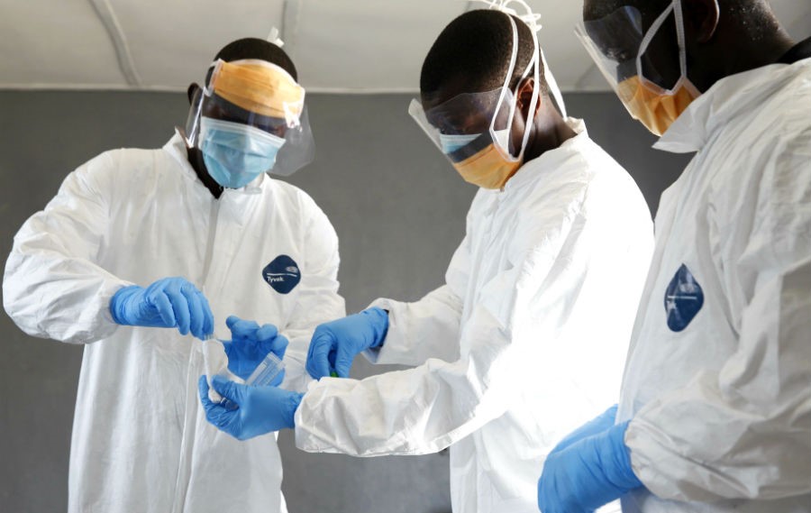 Des chercheurs prélevant un échantillon à l’hôpital C.H. Rennie de Kakata, au Liberia.
