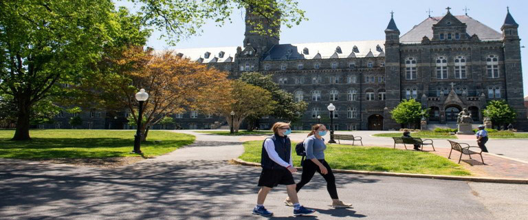 Des étudiants sur le campus de l’université de Georgetown à Washington DC, le 7 mai 2020.