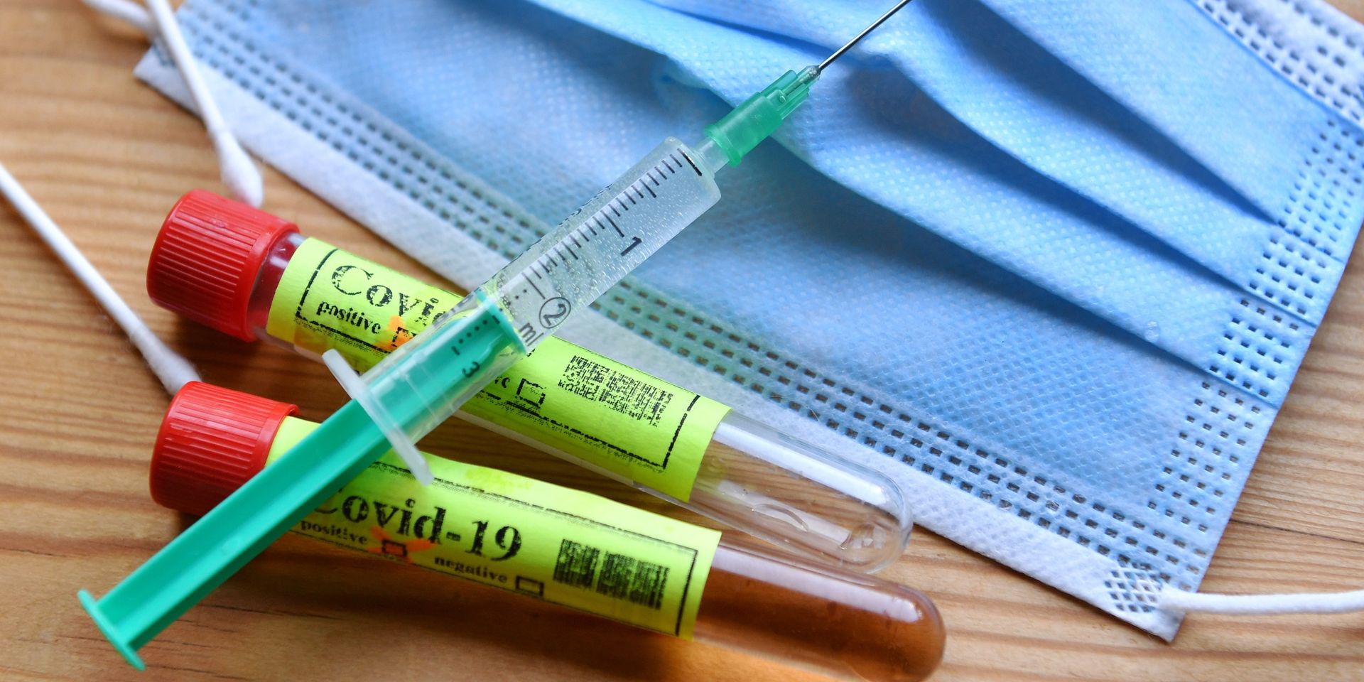 Covid-19: Le vaccin d'Oxford est "sûr" et produit des premiers résultats positifs