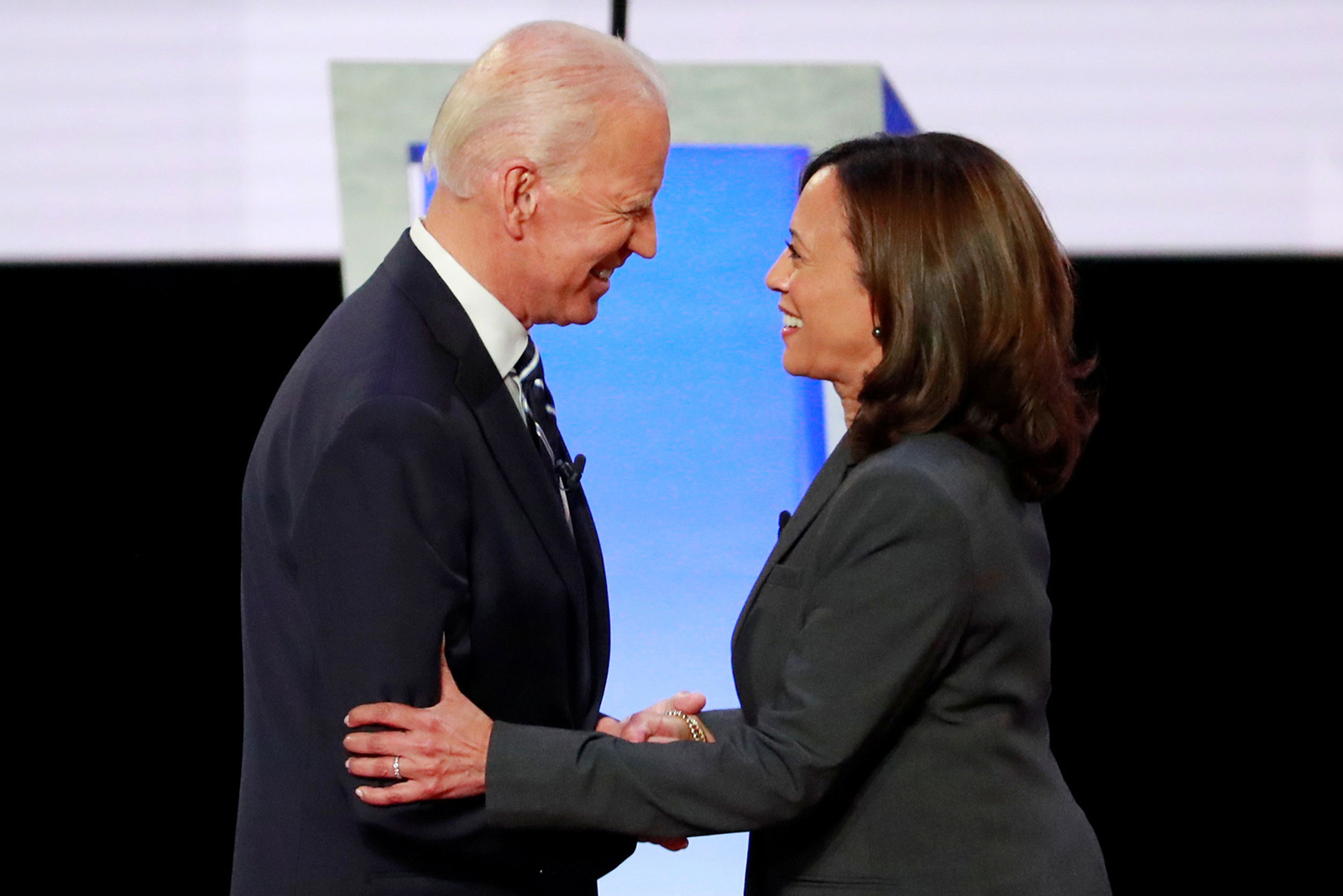 Joe Biden désigne Kamala Harris comme colistière, Donald Trump contre-attaque