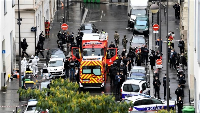 Des éléments des forces de l'ordre sur les lieux d'une attaque à l'arme blanche près des anciens locaux de Charlie Hebdo, le 25 septembre 2020 à Paris (Ph. AFP)