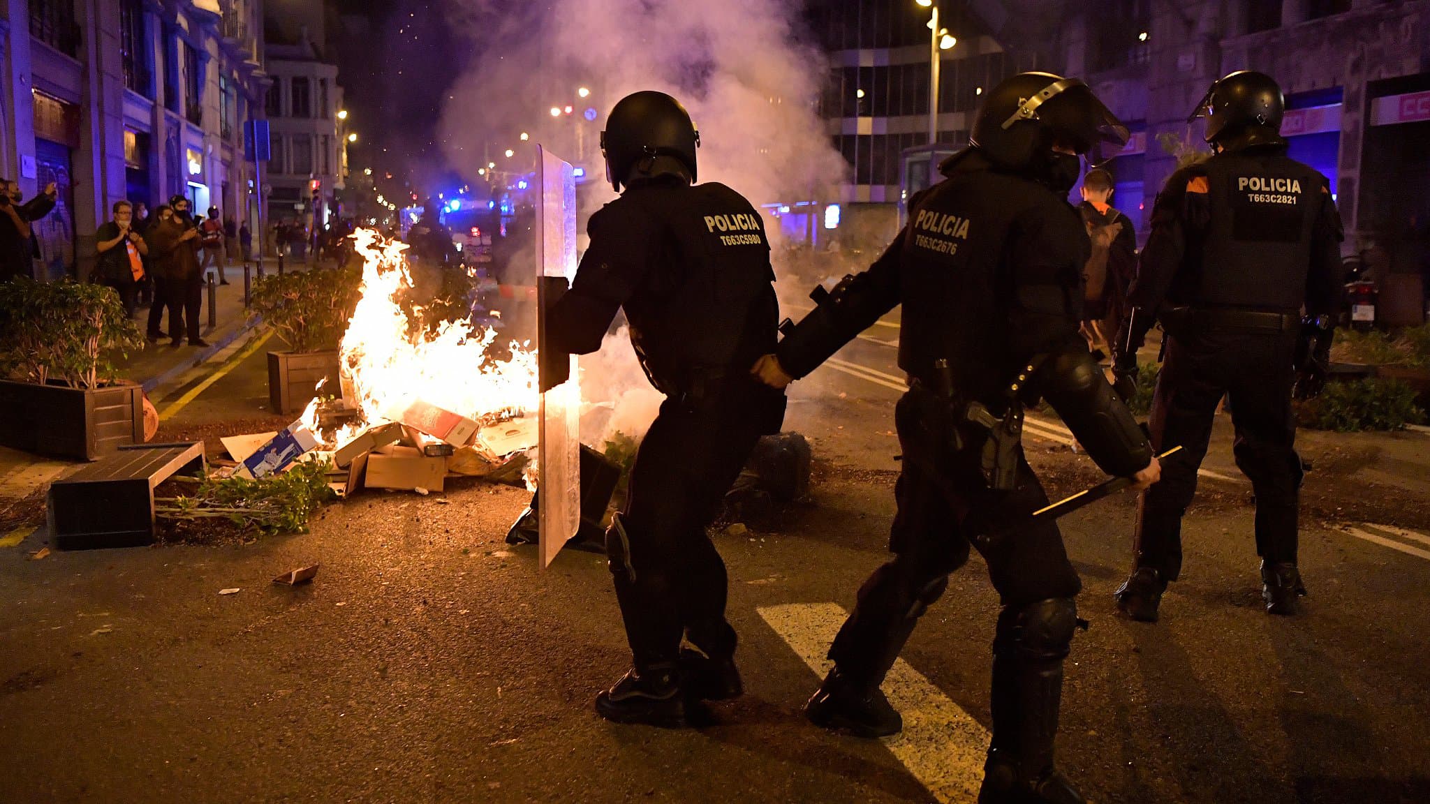 Affrontements à Barcelone suite aux restrictions de circulation