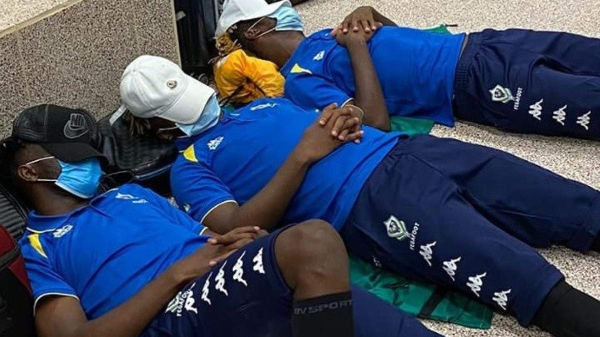Les joueurs gabonais bloqués à l'aéroport de Banjul. Les joueurs gabonais bloqués à l'aéroport de Banjul.