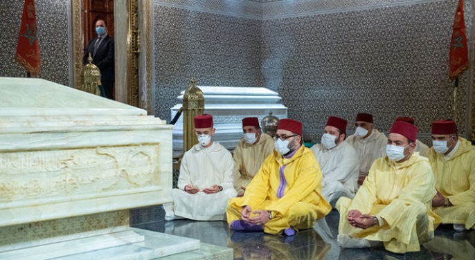 Le Souverain, se recueille sur la tombe de Feu SM le Roi Hassan II
