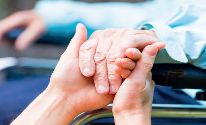 Aides-soignants : pénurie de «petites mains» aux petits soins Aides-soignants : pénurie de «petites mains» aux petits soins