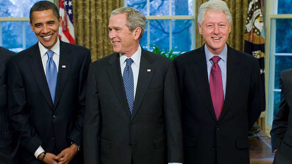 USA : Obama, Clinton et Bush promettent de se faire vacciner devant les caméras  	
