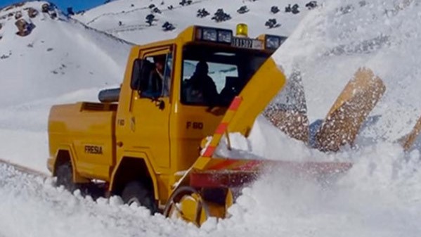 Chutes de neige : Mobilisation générale à Khénifra pour le déneigement des axes routiers bloqués