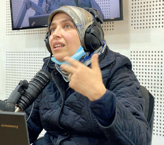 Madame Fatiha Azzou, docteur en médecine sportive, au micro de « Hatta-La-Nanssa ». Ph. Laglag