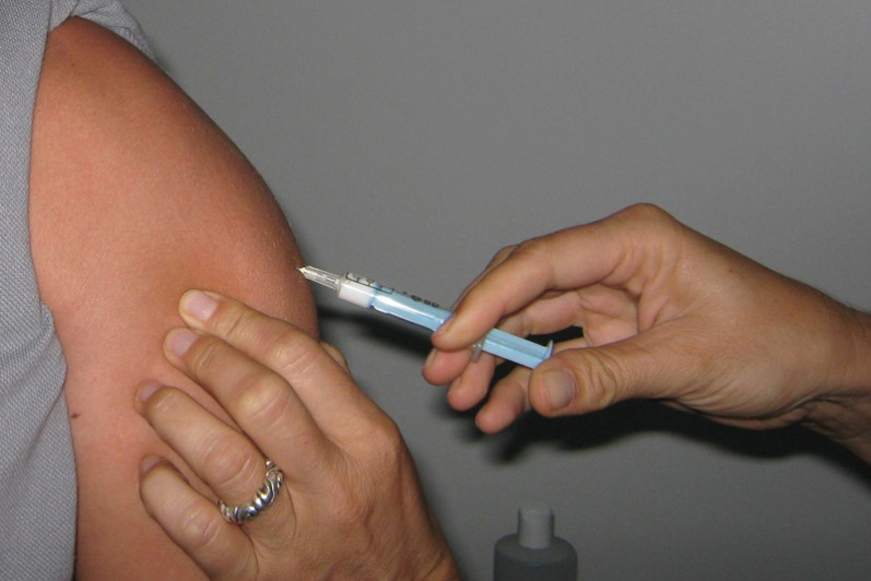 Afin de bénéficier de la vaccination, un individu se fait passer pour un employé de la sûreté nationale Afin de bénéficier de la vaccination, un individu se fait passer pour un employé de la sûreté nationale