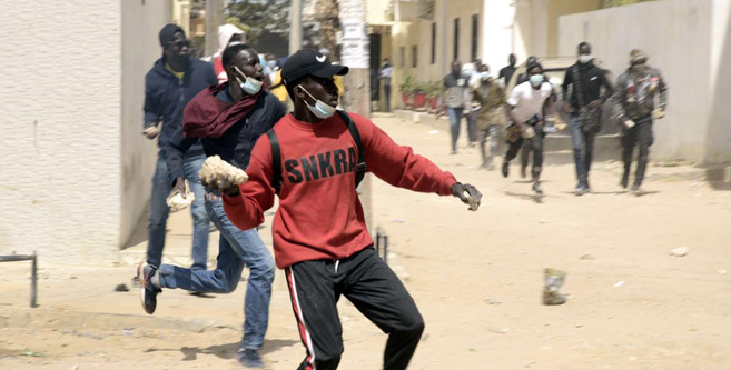 Sénégal : Sall joue l’apaisement, Sonko poursuit le défi