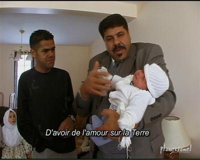 Jamel Debbouze à côté du défunt Ahmed Touzani (Capture d'écran). Jamel Debbouze à côté du défunt Ahmed Touzani (Capture d'écran).