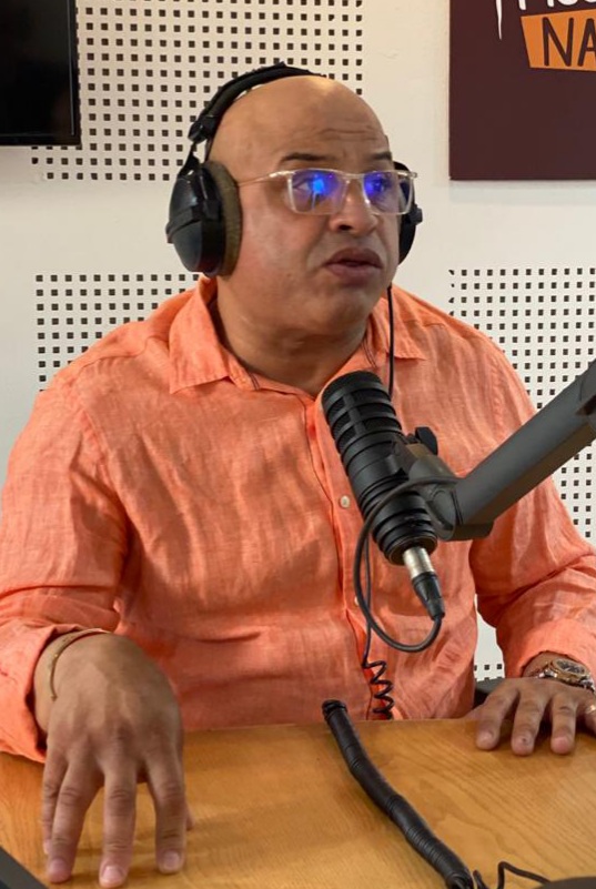 -Amir Ali au micro de Medina FM lors de l’émission « Hatta La Nanssa ». Ph. Laglag