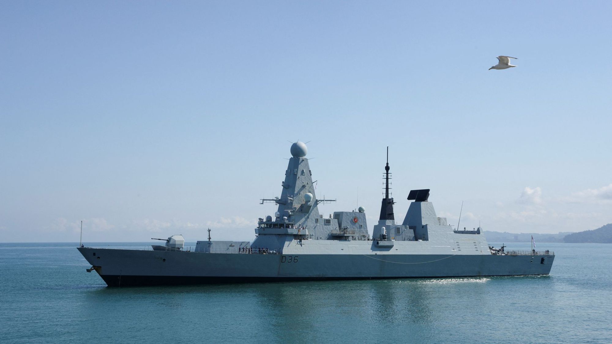 Le navire de la Royal Navy, le HMS Defender.  Seyran BAROYAN / AFP