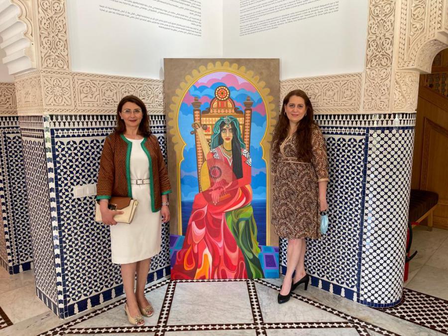 Randa Jebrouni ( à gauche ), Haydeline Diaz ( à droite ) en photo avec l'oeuvre « Novia de Tanger » du peintre cubain Luis Alberto Ruiz