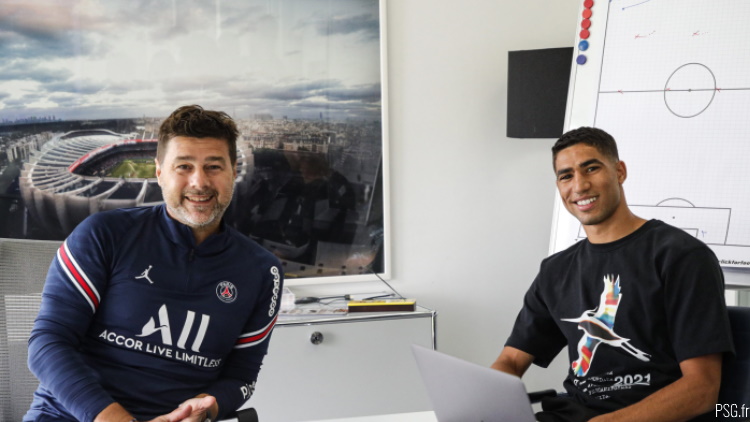 Hakimi avec l'entraineur du PSG, Pochettino.