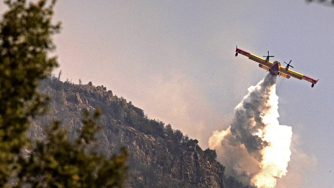 Canadair des Forces Royales Air maitrisant les incendies à Chefchaouen (PH. AFP)