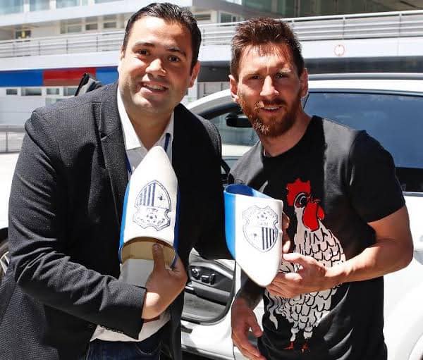 Achraf Benayad et Messi avec les babouches IRT.