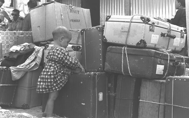 Un enfant juif immigré de Casablanca avec des bagages à l'aéroport de Lod, le 24 septembre 1955.