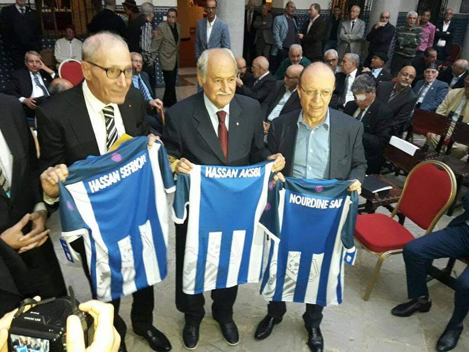 Feu Hassan Sefrioui avec Hassan Akesbi et feu Noureddine Sail, anciens joueurs de Tanger.