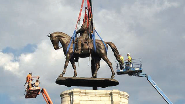Esclavagisme : La statue du général Lee déboulonnée en Virginie