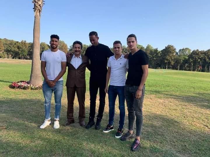 Abdelouahid Aâzibou avec les footballeurs de l'IRT.