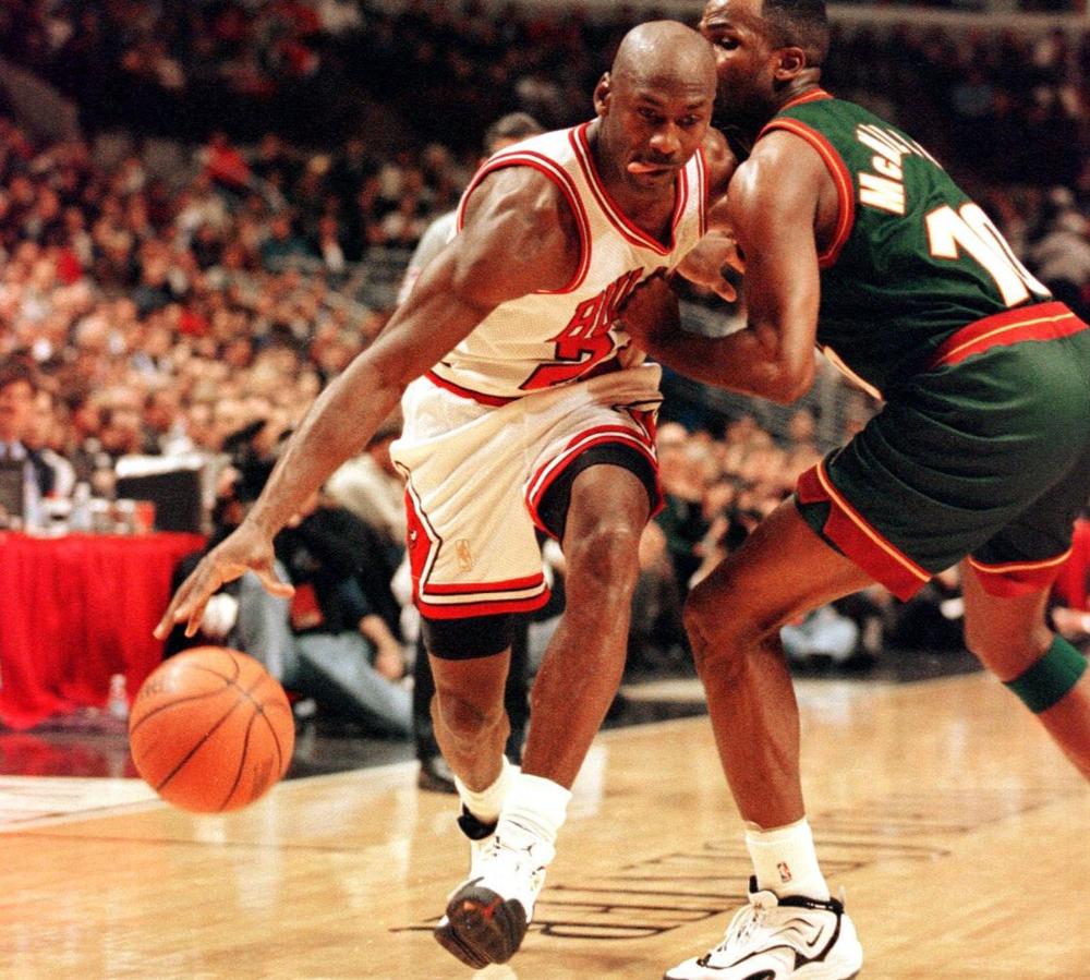Les baskets emblématiques de Michael Jordan atteignent près de 1,5 million de dollars aux enchères Les baskets emblématiques de Michael Jordan atteignent près de 1,5 million de dollars aux enchères