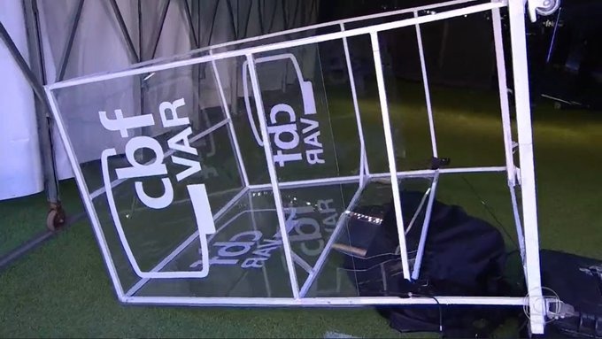 Brésil : Des fans vandalisent la VAR pour protester contre l’arbitrage ! Brésil : Des fans vandalisent la VAR pour protester contre l’arbitrage !