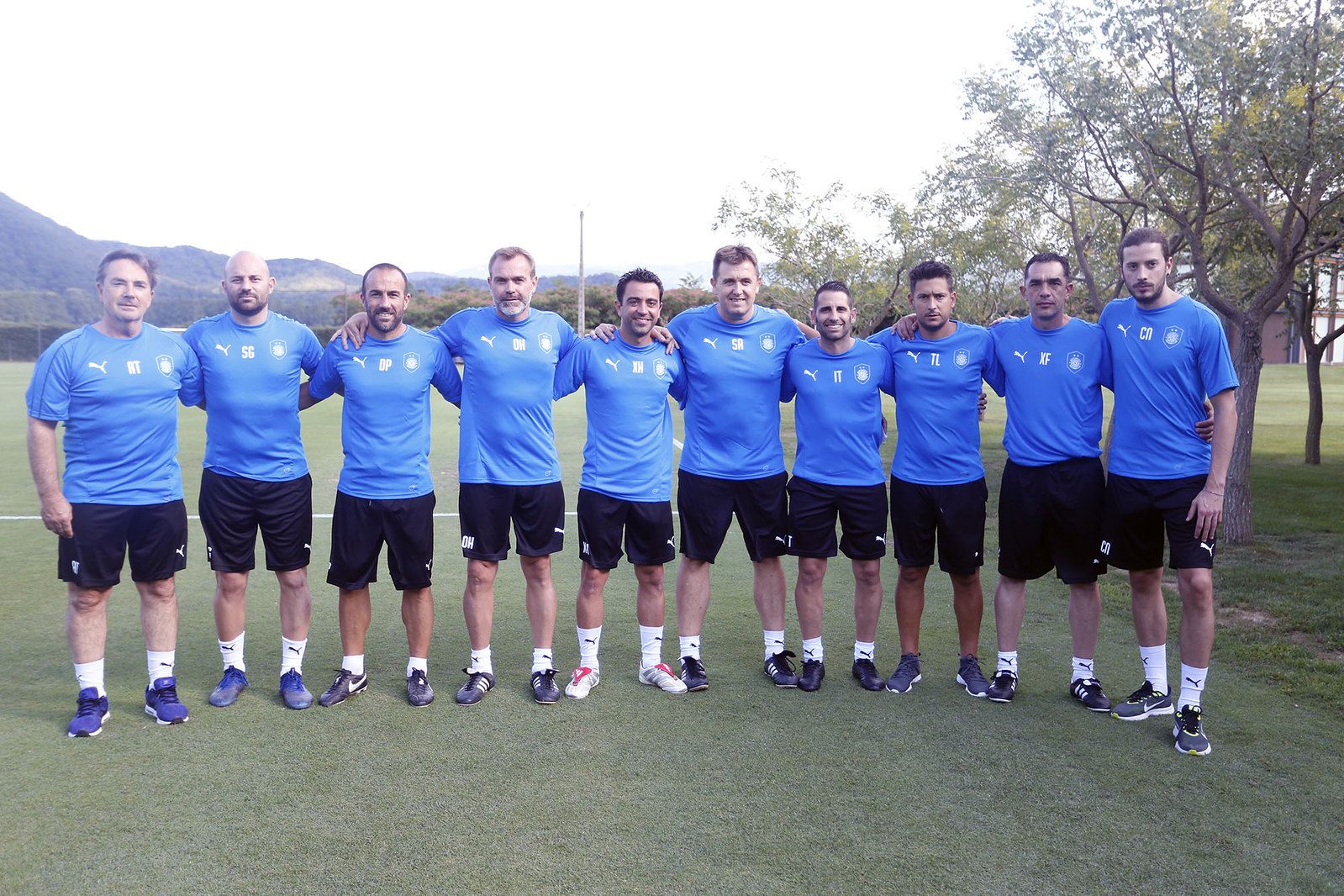 Xavi Hernandez avec son staff et son effectif au Camp Nou Xavi Hernandez avec son staff et son effectif au Camp Nou