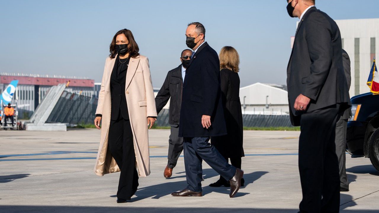 Kamala Harris à son arrivée à l'aéroport d'Orly le 9 novembre. Sarahbeth Maney/AFP