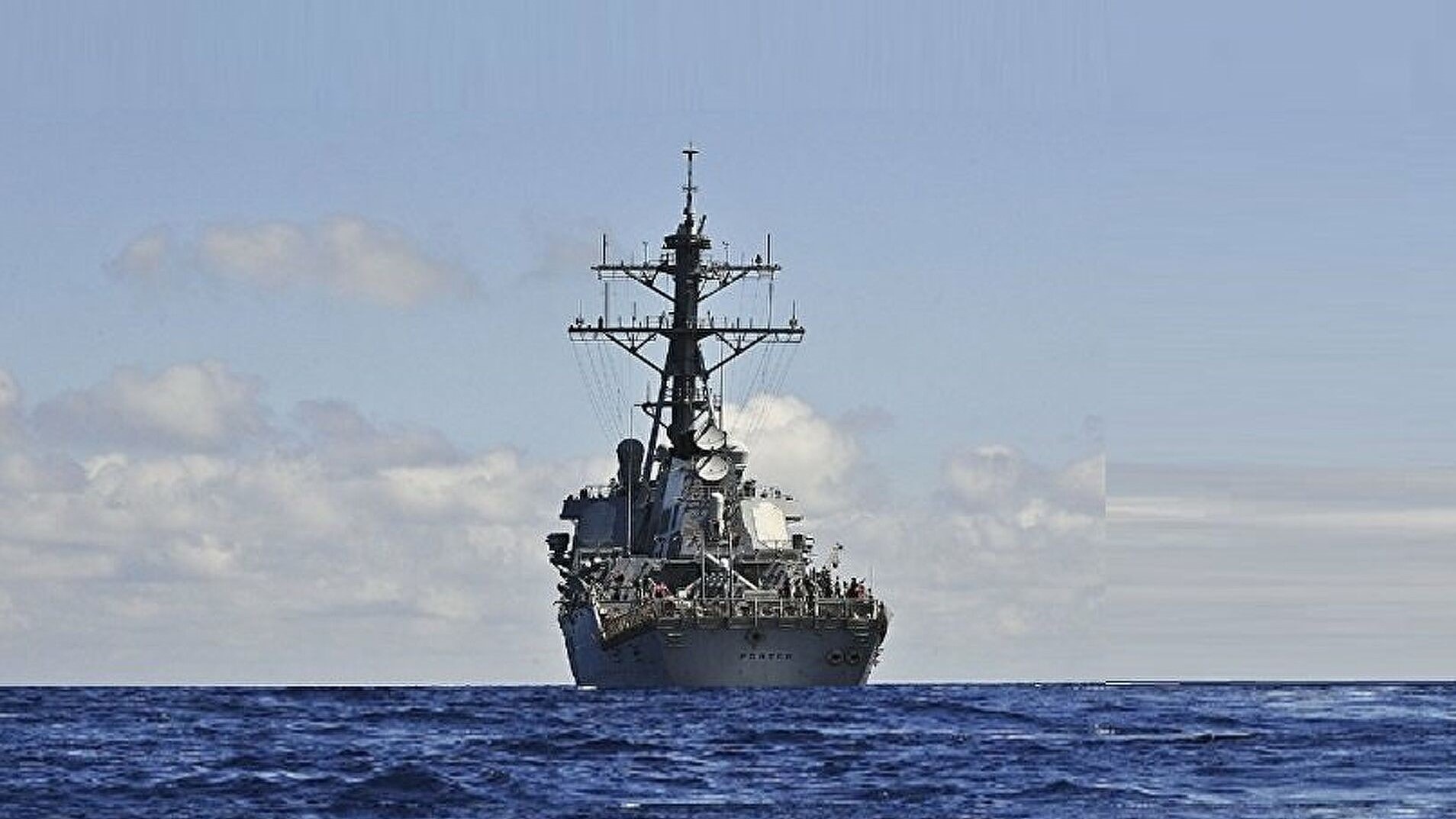 Navires US en mer Noire : Moscou envoie un croiseur et une frégate