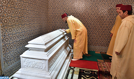 SM le Roi commémore l'anniversaire de la disparition de Feu le Roi Hassan II
