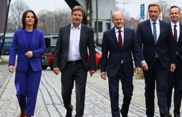 Les représentants des quatre partis formant la nouvelle coalition gouvernementale en Allemagne. (Olaf Schulz au centre)