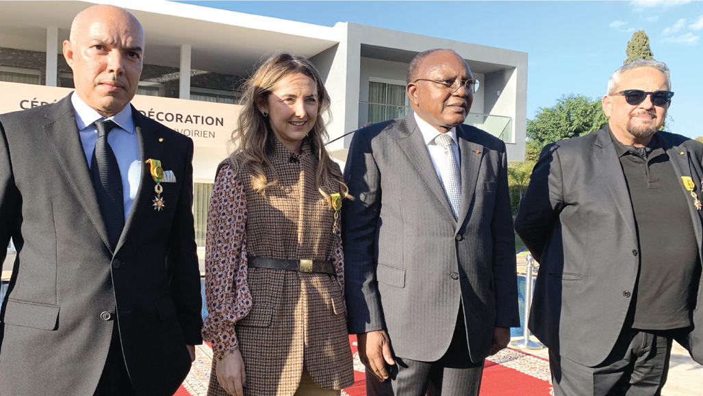 SEM Idrissa Traoré, Ambassadeur de la Côte d’Ivoire près le Royaume du Maroc, entouré de trois des cinq personnalités décorées.