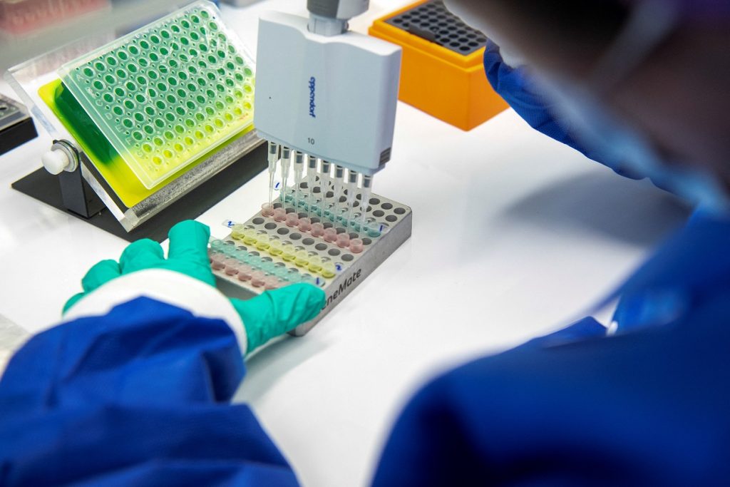Omicron est-il moins dangereux que Delta ?