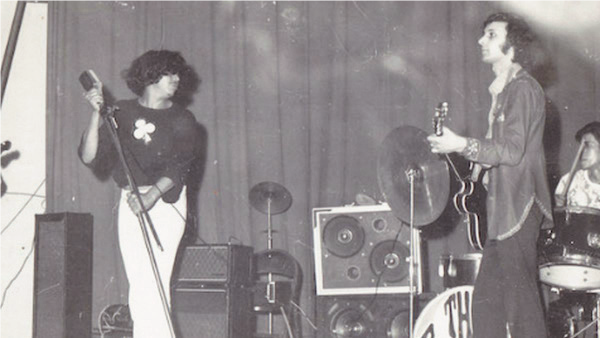Fadoul (au chant) accompagné dans les années 1970 par son groupe The Privilege.