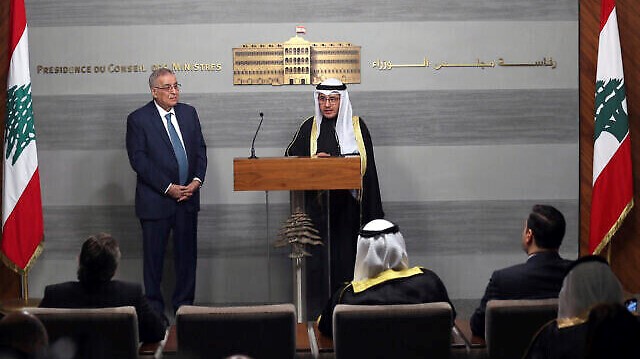 Le ministre koweïtien des AE, Cheikh Ahmad Nasser al-Mohammad al-Sabah et son homologue libanais Abdallah Bouhabib, à Beyrouth, le 22 janvier 2022.
