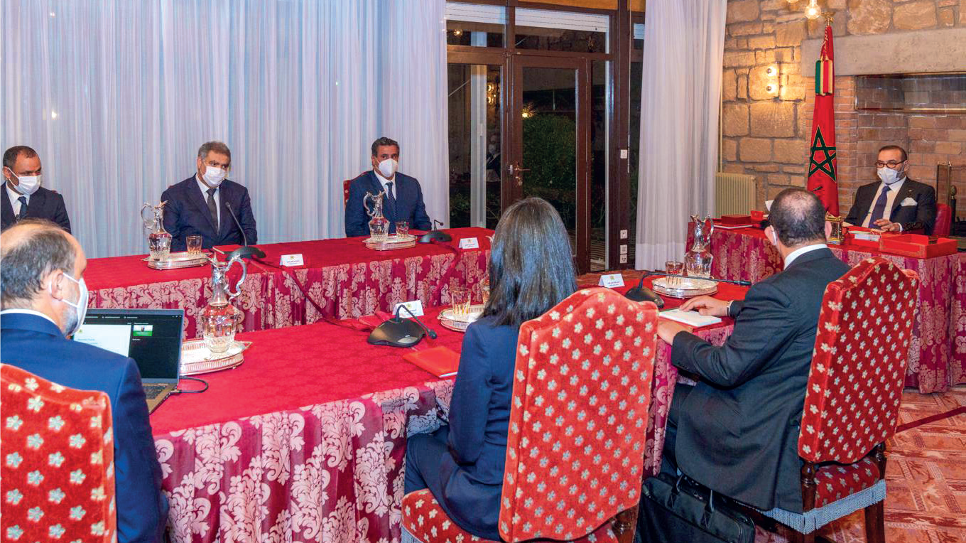 SM le Roi présidant la séance de travail consacrée à la nouvelle charte de l’investissement. SM le Roi présidant la séance de travail consacrée à la nouvelle charte de l’investissement.