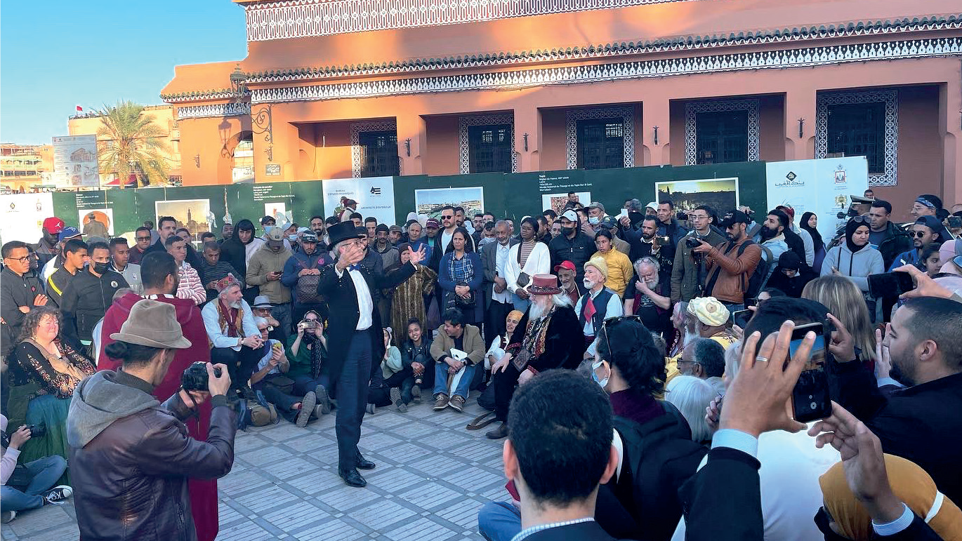 En look d’un gentleman britannique, le représentant de Londres au Maroc anime une Halqa à Jamaa El Fna.