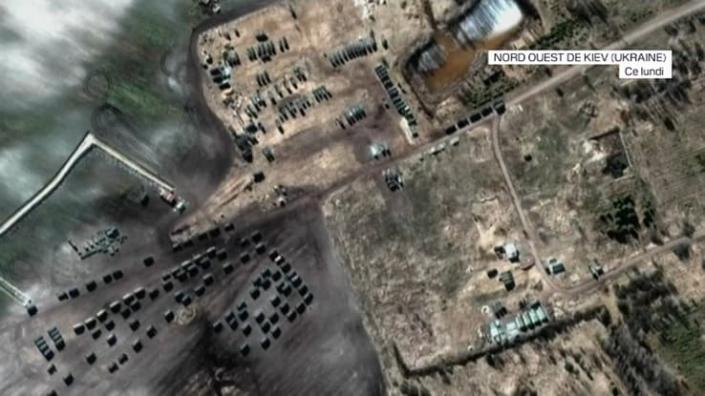Ces images satellites, capturées lundi, montrent un convoi militaire russe de plus 60 kilomètres se rapprochant de Kiev.