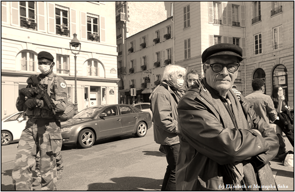 Paris. Mai 2021. Mustapha Saha au théâtre de l’Odéon occupé,   cerné par les soldats. Paris. Mai 2021. Mustapha Saha au théâtre de l’Odéon occupé,   cerné par les soldats.
