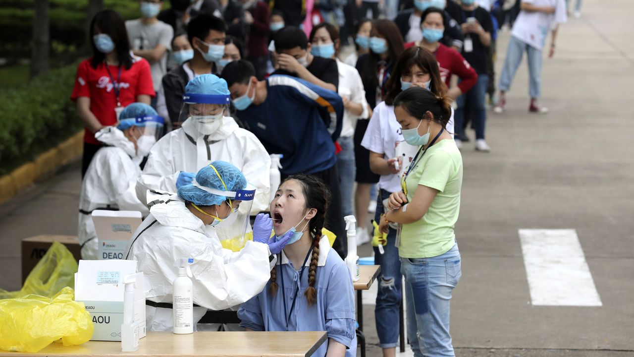 Coronavirus : Record de contaminations à Shanghai et 4ème dose de vaccin aux USA