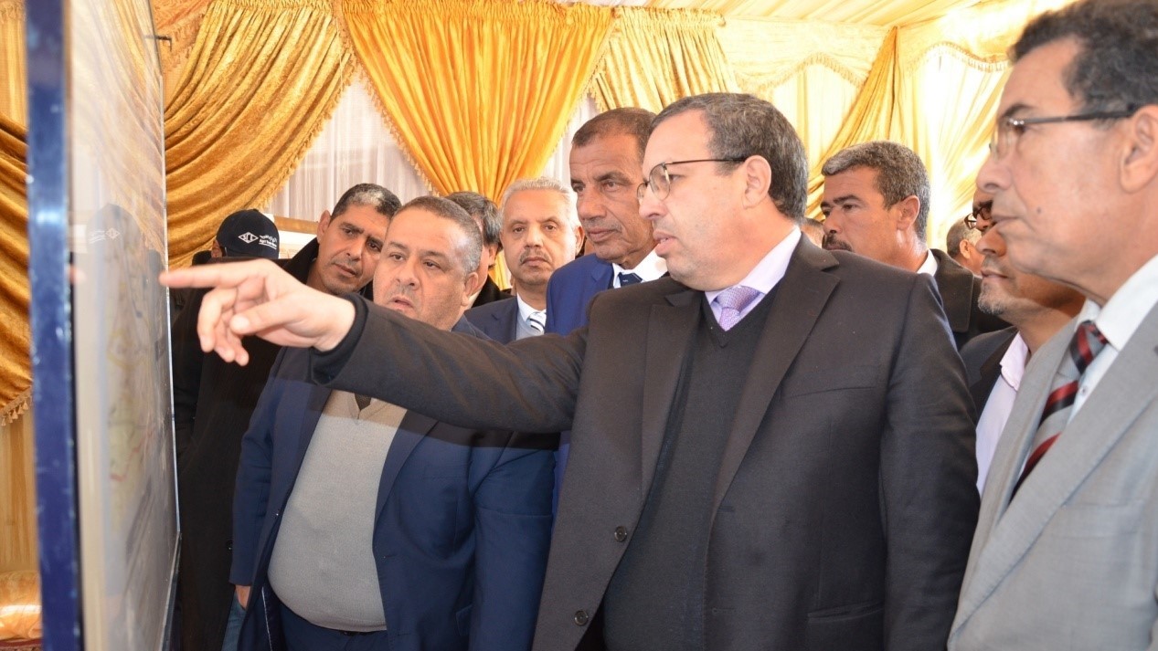 Le directeur de la DPEE, Abdellali El M’Barki, donne des explications au gouverneur de la province El Habib Nadir.
