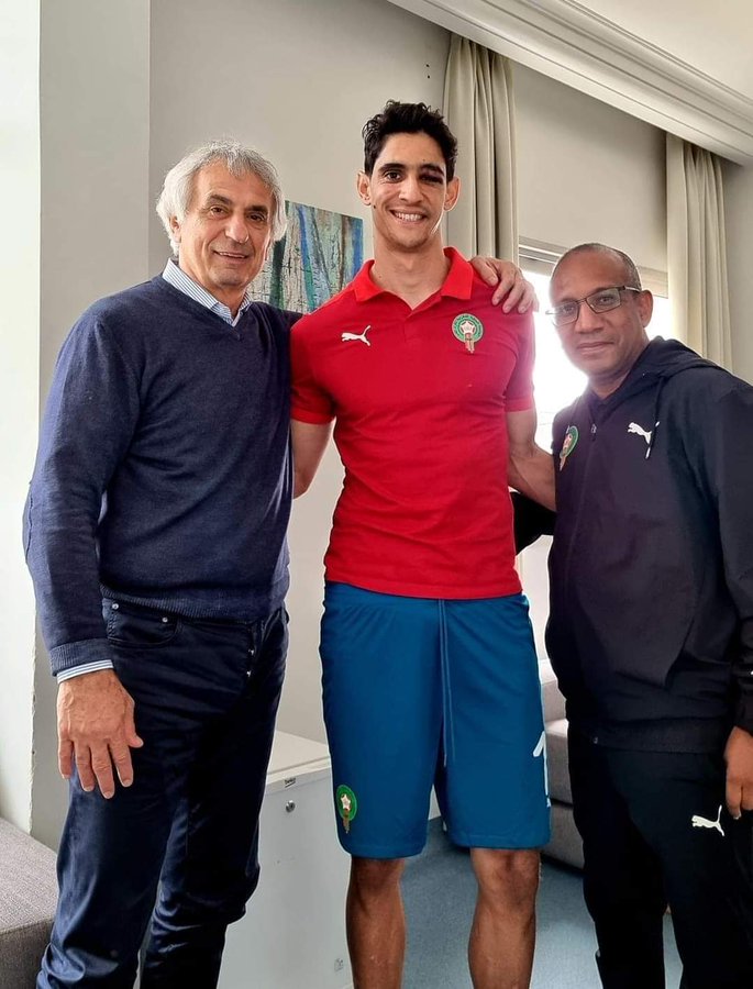 Bounou au milieu de son coach et du médecin de l'équipe nationale