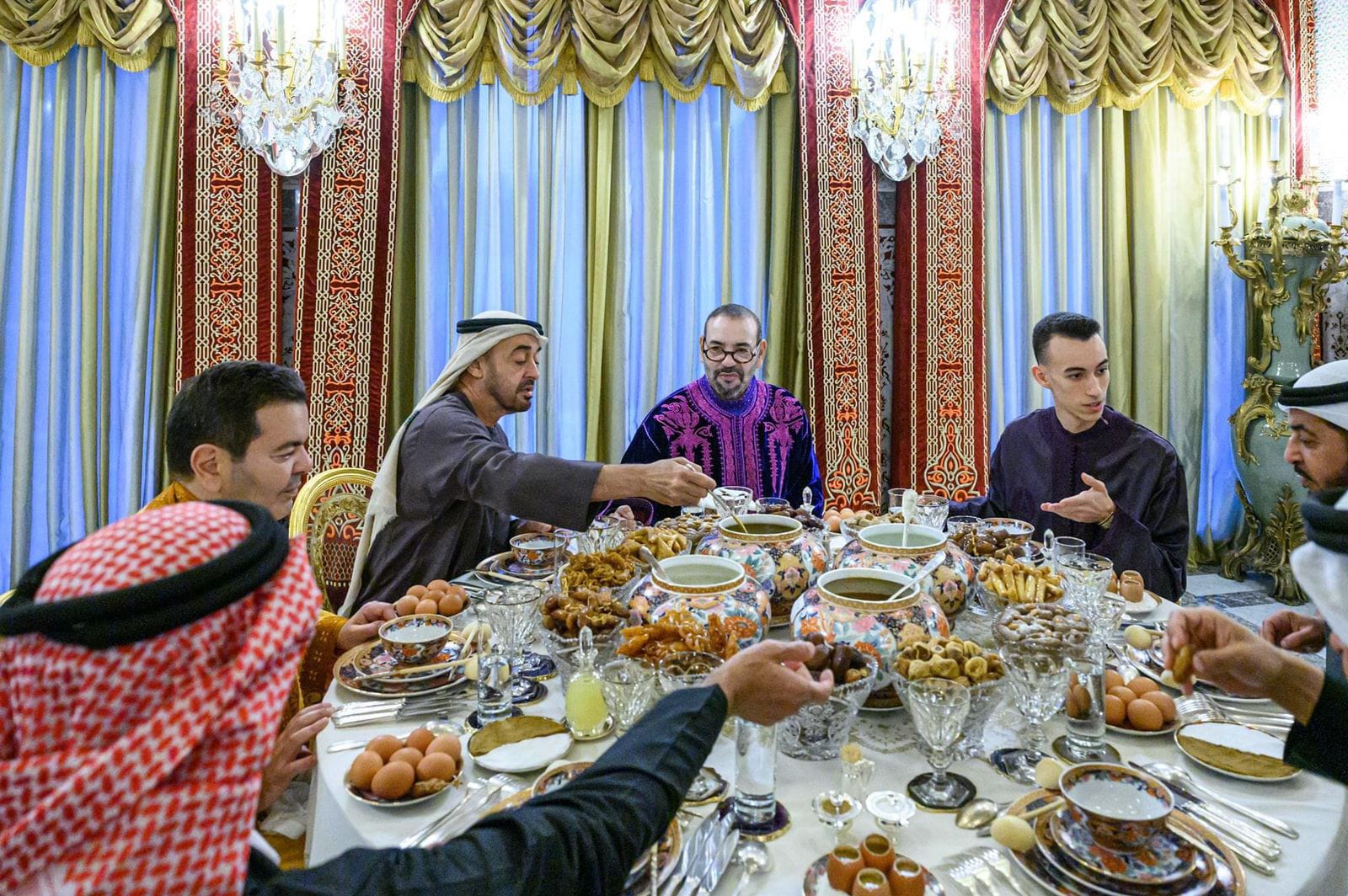 SM le Roi offre un ftour en l'honneur d’MBZ, Prince Héritier d'Abou Dhabi