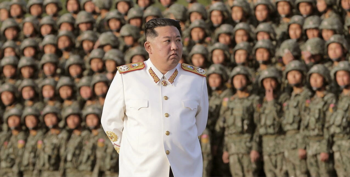 Après le tout premier cas de Covid en Corée du Nord,  Kim Jong Un ordonne un confinement national